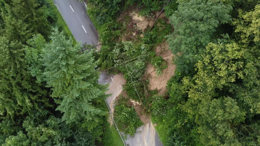 Erdrutsch in Uitikon, Hauptstrasse zwischen Birmensdorf und Uitikon gesperrt.