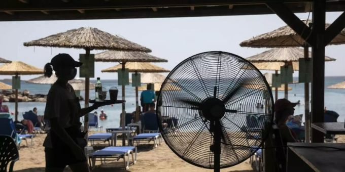 Ein Ventilator sorgt ein bisschen für Abkühlung. griechenland