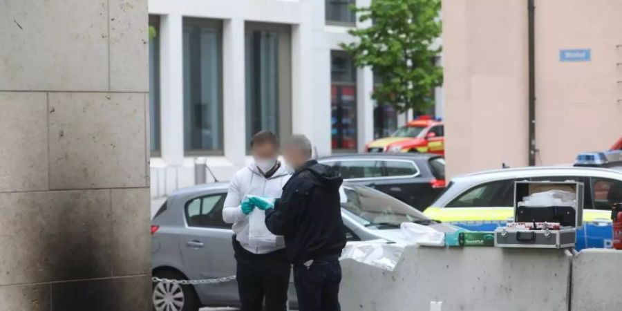 Ermittler der Polizei sammeln Beweise an der Synagoge in Ulm. Foto: Ralf Zwiebler/dpa