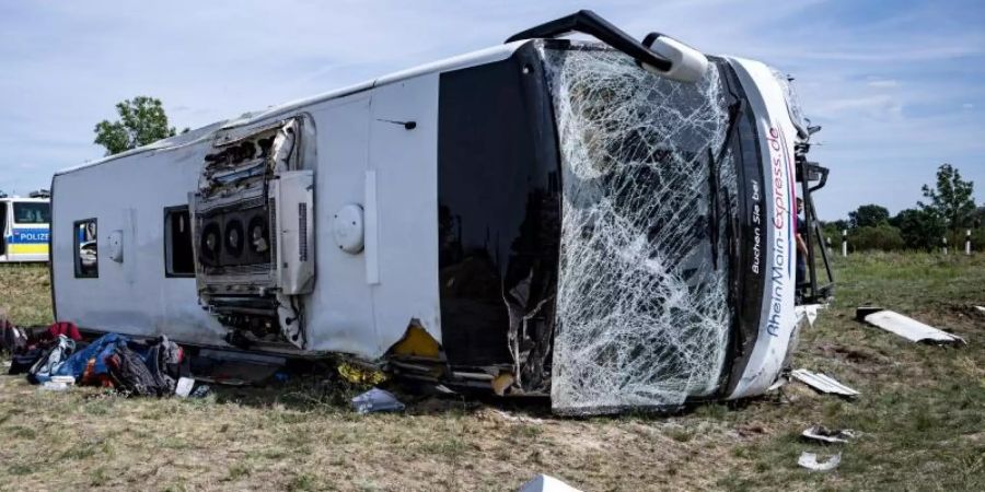 Bei dem Busunfall wurden zahlreiche Menschen verletzt. Foto: Fabian Sommer/dpa