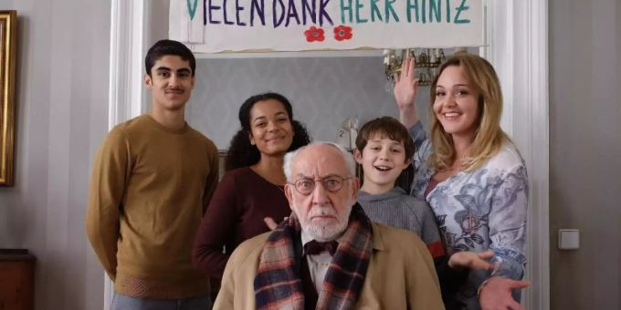 Die gute Laune von Trixie Kuntze (Alwara Höfels) und ihren Kindern ist für Olaf Hintz (Dieter Hallervorden) nicht wirklich ansteckend. Foto: Conny Klein/ZDF /dpa Die gute Laune von Trixie Kuntze (Alwara Höfels) und ihren Kindern ist für Olaf Hintz (Dieter Hallervorden) nicht wirklich ansteckend. Foto: Conny Klein/ZDF /dpa