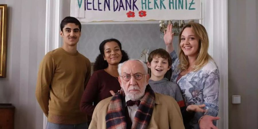Die gute Laune von Trixie Kuntze (Alwara Höfels) und ihren Kindern ist für Olaf Hintz (Dieter Hallervorden) nicht wirklich ansteckend. Foto: Conny Klein/ZDF /dpa