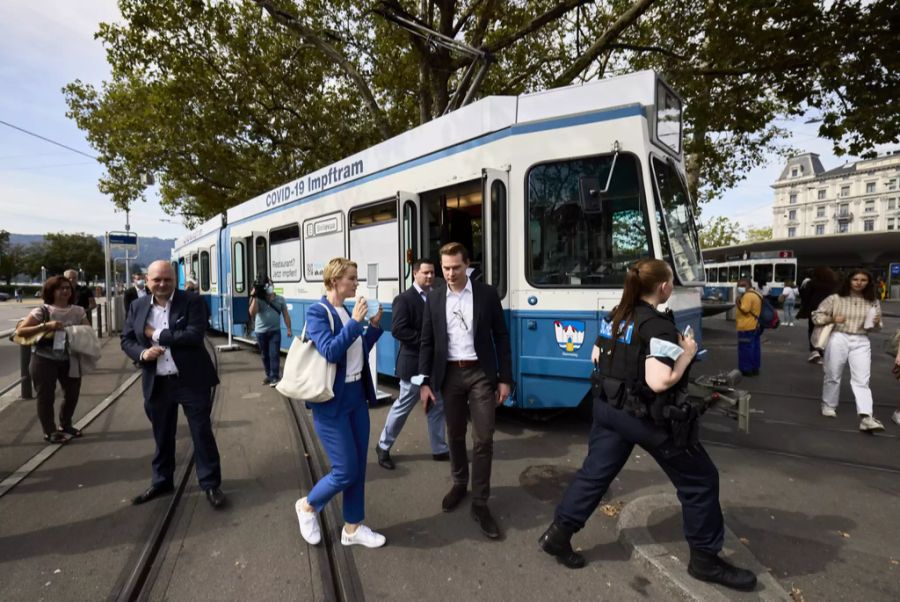 Mit ihrem Managment der Corona-Krise – hier beim Besuch des Impftrams in Zürich – erntete sie viel Respekt.