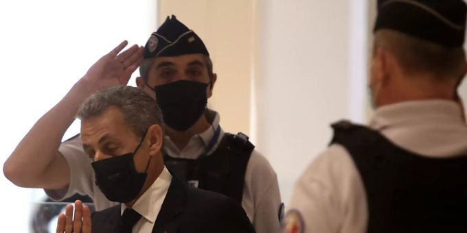 Nicolas Sarkozy (M) kommt am 15. Juni 2021 in einem Pariser Gerichtsgebäude an. Im Prozess gegen den früheren französischen Präsidenten wegen mutmasslich überhöhter Wahlkampfkosten wird heute ein Urteil erwartet. Sarkozy drohen in dem Verfahren bis zu ein Jahr Haft und eine Geldbusse. (Archiv) urteil sarkozy