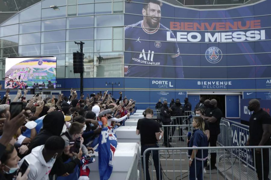 Die Fans in Paris heissen Lionel Messi willkommen.