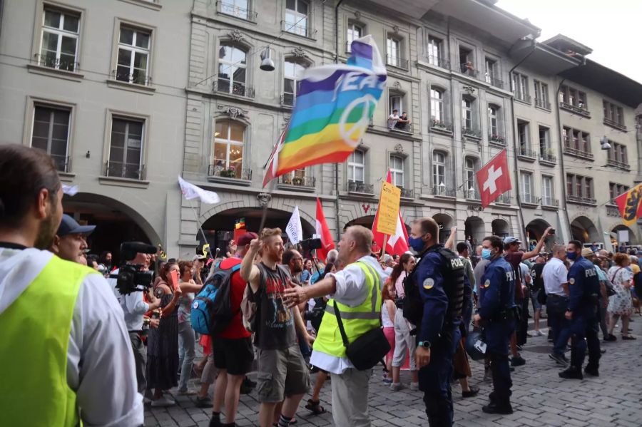 Die Polizei verhinderte am Donnerstagabend ein direktes Aufeinandertreffen der beiden Demo-Lagern.