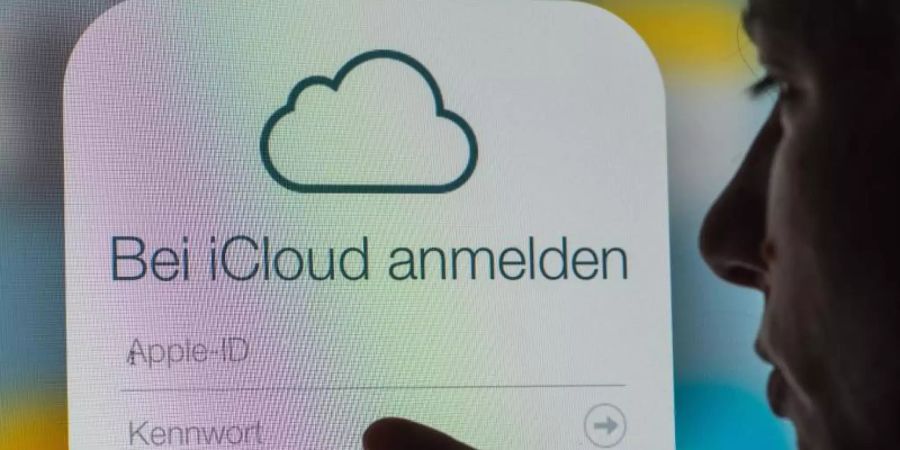 Nachdem Apples angekündigtes System zum Aufspüren kinderpornografischer Fotos Überwachungsängste geweckt hat, bessert der iPhone-Konzern nach. Foto: Armin Weigel/dpa