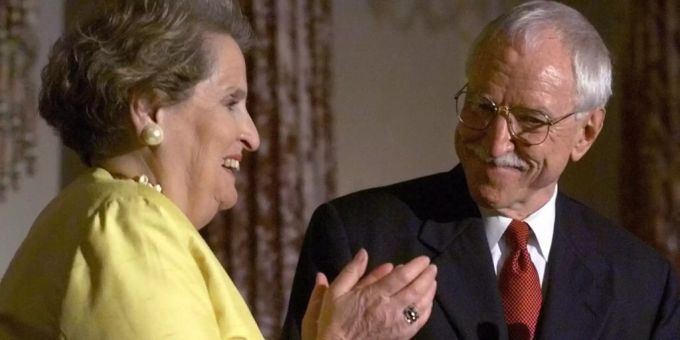 ARCHIV - Auf diesem Archivbild vom 29. Juni 1999 applaudiert Aussenministerin Madeleine Albright (l) James C. Hormel als neuem Botschafter in Luxemburg. James Hormel