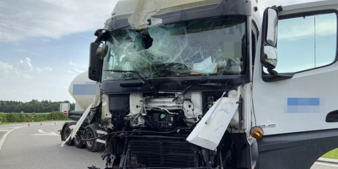 Am Freitag ereignete sich in Hunzenschwil eine Kollision zweier Lastwagen. Eine Person wurden dabei leicht verletzt. Es entstand grosser Sachschaden. Hunzenschwil AG