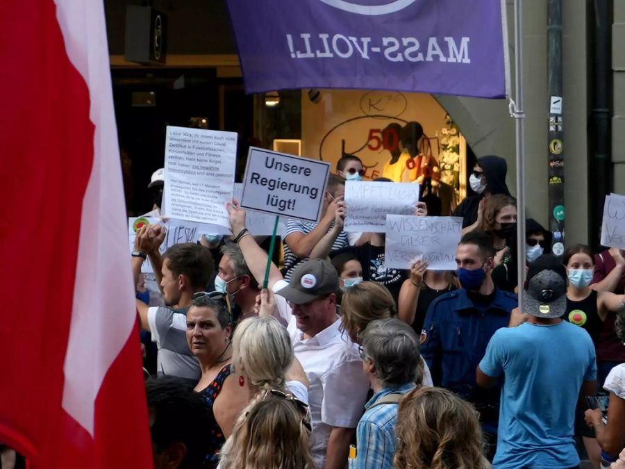 Eine Corona-Demo Mitte August in der Stadt Bern.