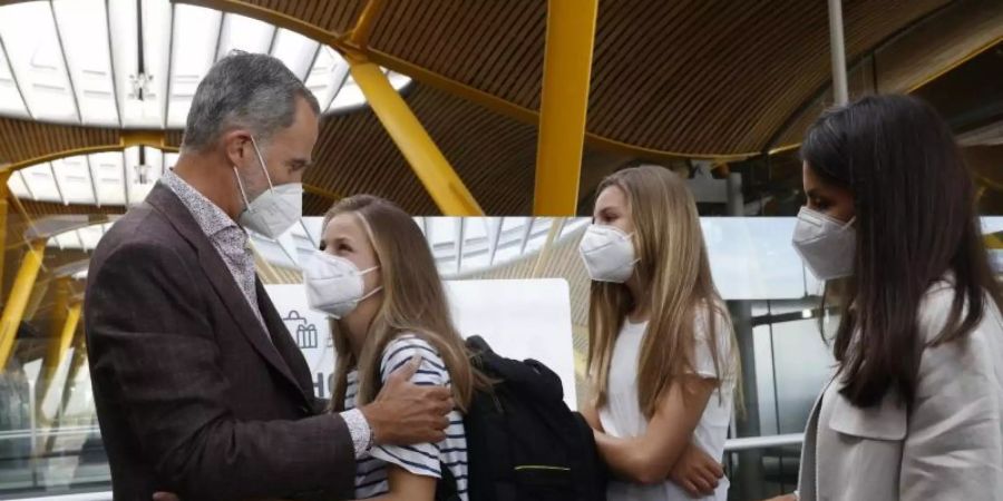 König Felipe von Spanien verabschiedet sich von seiner Tochter Prinzessin Leonor (2.v.l) am Flughafen von Madrid. Daneben steht Infantin Sofia und Königin Letizia. Foto: Casa De S.M. El Rey/EUROPA PRESS/dpa