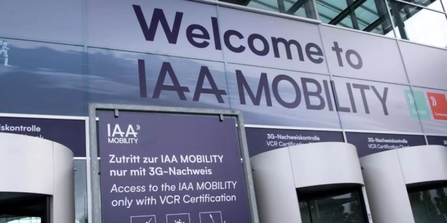 Ein Schild mit der Aufschrift "Welcome to IAA Mobility" hängt am Eingang zur Messe München. Foto: Sven Hoppe/dpa