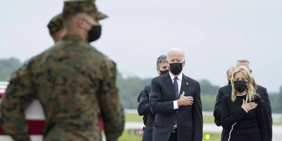 US-Präsident Joe Biden (2.v.r) und First Lady Jill Biden (r) bei der Rückführung von 11 der 13 US-Soldaten, die beim Selbstmordanschlag in Kabul getötet wurden. Foto: Manuel Balce Ceneta/AP/dpa