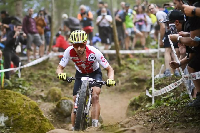 Nino Schurter gewinnt dank eines starken Schlussspurts die Goldmedaille. Nino Schurter