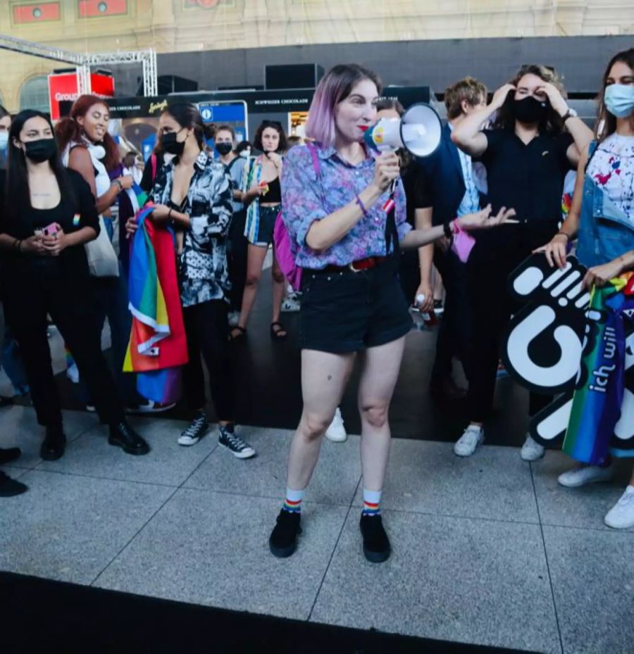 LGBTQ-Expertin und feministische Autorin Anna Rosenwasser an der Pride in Zürich