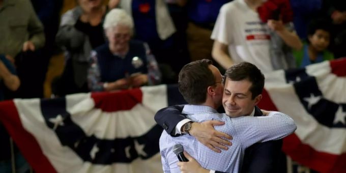 Pete Buttigieg und sein Mann Chasten im Vorwahlkampf Pete Buttigieg und sein Mann Chasten im Vorwahlkampf