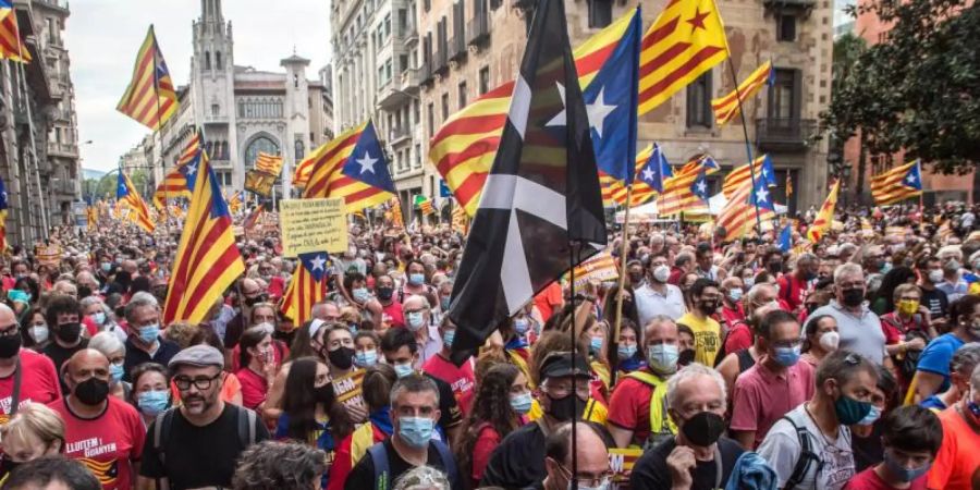 Demonstranten halten die katalanische Unabhängigkeitsfahne in die Höhe. Foto: Thiago Prudencio/DAX via ZUMA Press Wire/dpa