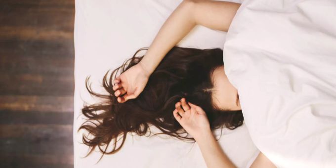 Keine Lust aufzustehen? Müdigkeit ist das häufigste Symptom für Eisenmangel. Eisenmangel