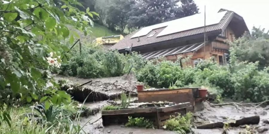 Heftige Gewitter, Hagel und starke Windböen haben wie hier im Ahrntal für Überschwemmungen gesorgt. Foto: LFV Südtirol/dpa