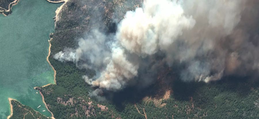 Diese Satellitenaufnahme zeigt einen Waldbrand, der an der Mittelmeerküste der Türkei wütete.