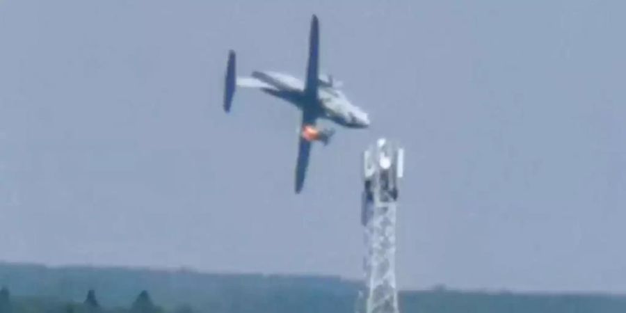 Das Videostandbild zeigt den Absturz in der Nähe des Flugplatzes Kubinka, etwa 45 Kilometer westlich von Moskau. Foto: Dmitry Ovchinnikov/Dmitry Ovchinnikov/AP/dpa