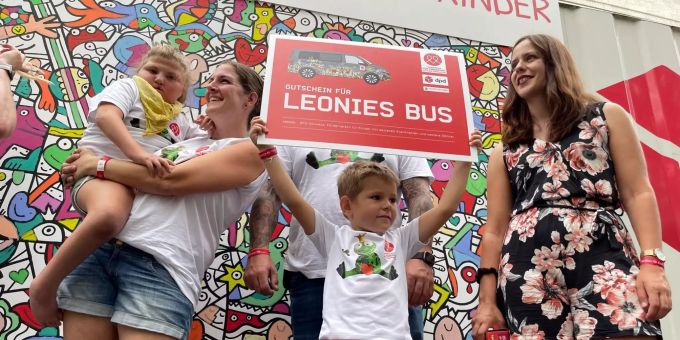 Mit dem Crowdfunding des Fördervereins für Kinder mit seltenen Krankheiten sowie dem Erlös aus dem Festival, wird der Familie von Leonie ein behindertengerechter Bus ermöglicht. Frauen und Kind