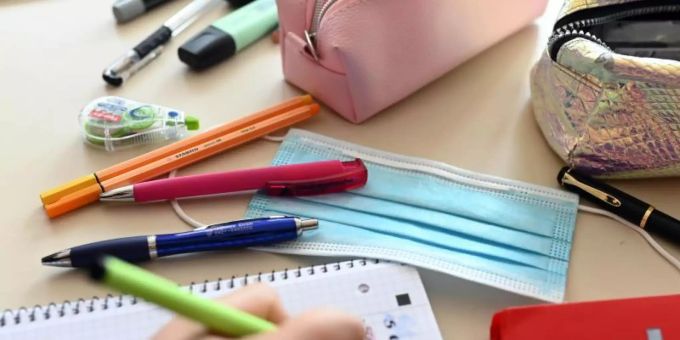 Wie lange bleiben die Schulen diesmal offen? Laut dem Virologen Christian Drosten könnte es davon abhängen, wie viele Lehrer und Eltern geimpft sind. Foto: Uli Deck/dpa Wie lange bleiben die Schulen diesmal offen? Laut dem Virologen Christian Drosten könnte es davon abhängen, wie viele Lehrer und Eltern geimpft sind. Foto: Uli Deck/dpa
