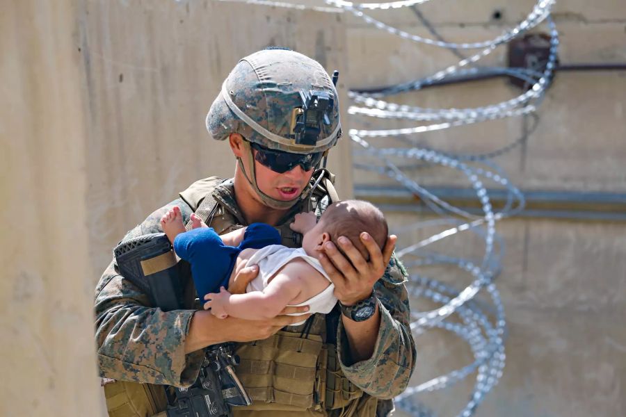 Dieses Foto wurde von der US-Armee veröffentlicht. Ein Soldat tröstet ein Kleinkind am Flughafen in Kabul.