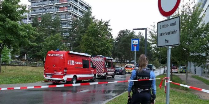 Eine Beamtin und Einsatzfahrzeuge der Feuerwehr auf dem Campus der TU Darmstadt. Foto: Alexander Rau/Keutz TV-News/dpa Eine Beamtin und Einsatzfahrzeuge der Feuerwehr auf dem Campus der TU Darmstadt. Foto: Alexander Rau/Keutz TV-News/dpa