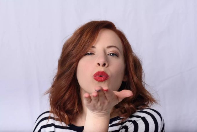 Single sein kann Spass machen. Frau mit Kusshand