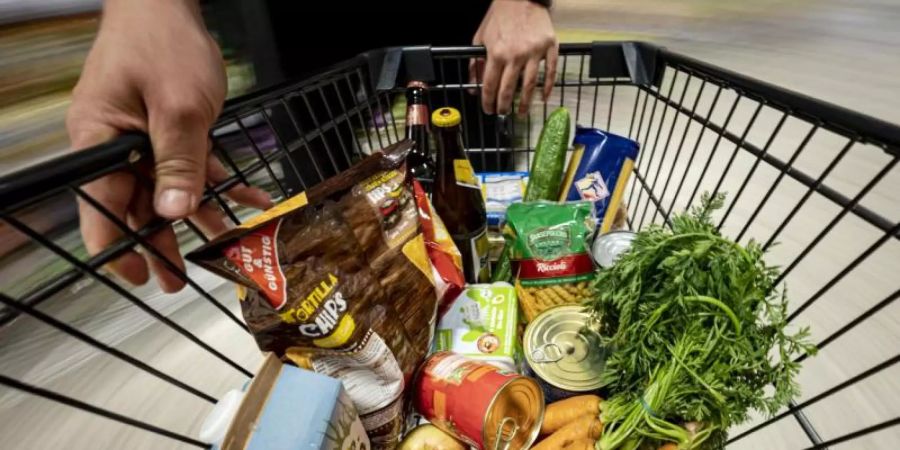 Viele Verbraucher und Verbraucherinnen erledigten ihren Grosseinkauf während der Pandemie am liebsten in Supermärkten um die Ecke. Foto: Fabian Sommer/dpa
