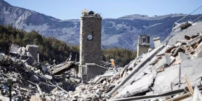 Fünf Jahre nach dem verheerenden Erdbeben in Mittelitalien gedenken Politiker und Vertreter aus Kirche und Gesellschaft in Amatrice der Katastrophe von 2016. Foto: Massimo Percossi/ANSA/dpa amatrice