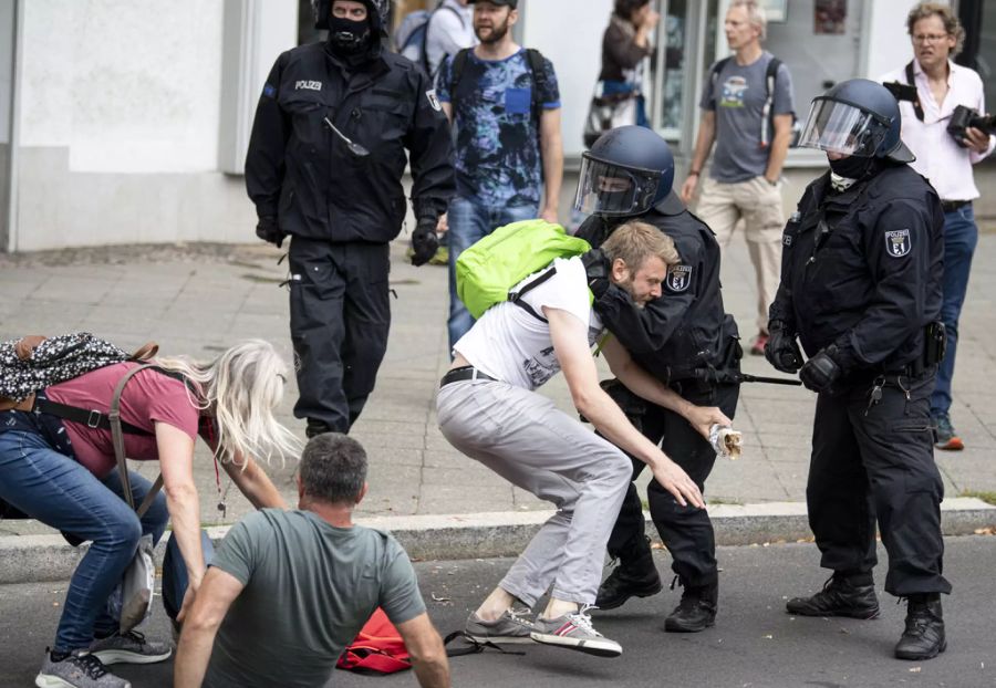 Polizisten und Demonstranten stossen bei der Demo vom 1. August in Berlin zusammen.