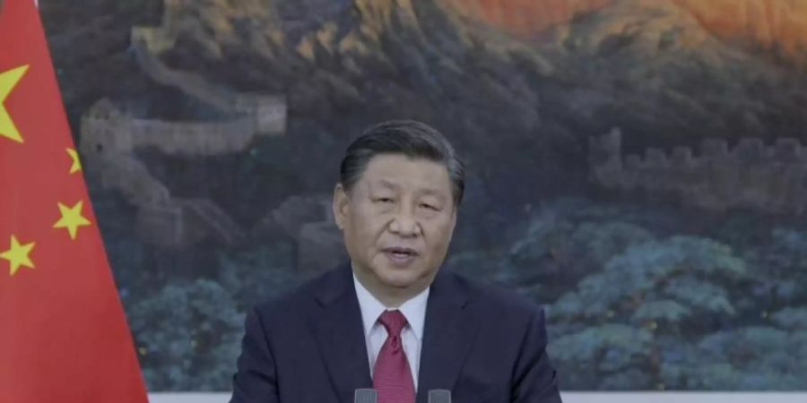 Chinas Präsident Xi Jinping spricht in einer aufgezeichneten Botschaft während der 76. Generaldebatte der UN-Vollversammlung der Vereinten Nationen in New York. Foto: Bebeto Matthews/UN Web TV/dpa