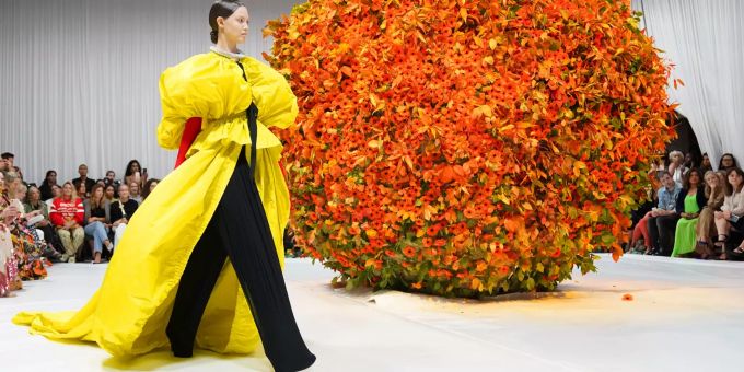 Ein Model läuft über den Laufsteg bei der Richard Quinn Show während der Modewoche in London. London Fashion Week Modewoche