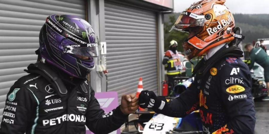 Max Verstappen (r) und Lewis Hamilton liefern sich einen spannenden Kampf um die Gesamtwertung. Foto: John Thys/Pool AFP/AP/dpa