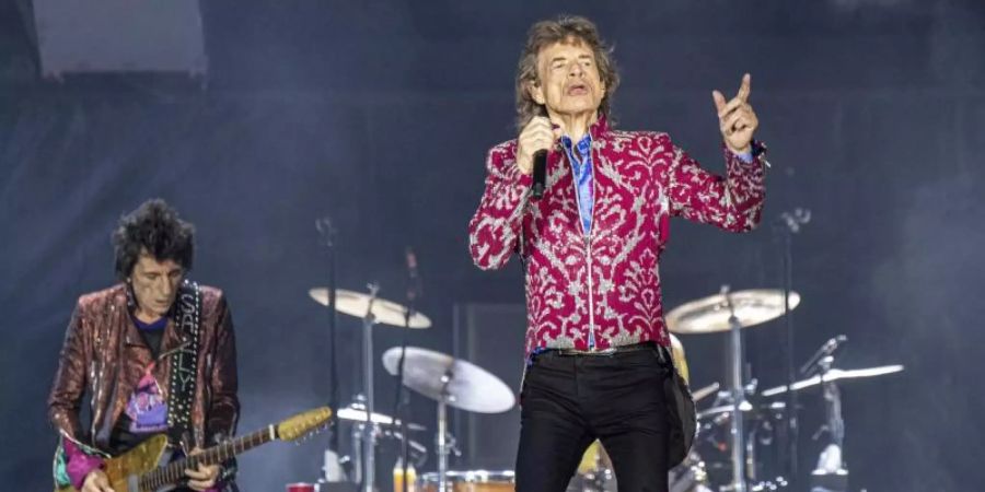 Ronnie Wood (l) und Mick Jagger - Bei ihrem ersten Bühnenauftritt seit dem Tod von Charlie Watts haben die Rolling Stones ihres gestorbenen Schlagzeugers gedacht. Foto: Amy Harris/Invision/AP/dpa