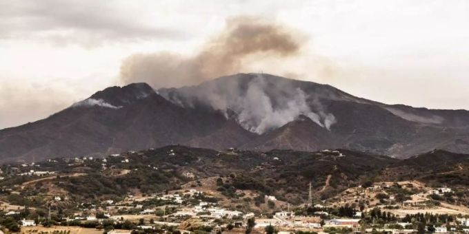 Rauch steigt in der Nähe des Örtchens Jubrique in der Provinz Málaga auf. Foto: Pedro Armestre/AP/dpa Rauch steigt in der Nähe des Örtchens Jubrique in der Provinz Málaga auf. Foto: Pedro Armestre/AP/dpa