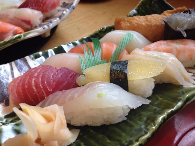 Gari wird gerne zu Sushi gegessen. Sushiplatte