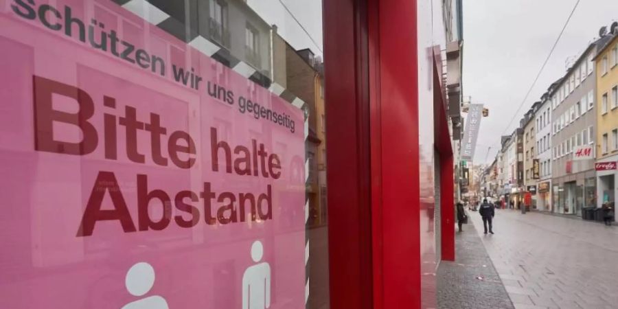 Das RKI zählt seit Beginn der Pandemie 3.733.519 nachgewiesene Infektionen mit Sars-CoV-2 - die tatsächliche Gesamtzahl dürfte deutlich höher liegen. Foto: Thomas Frey/dpa