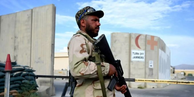 Afghanischer Soldat vor dem Stützpunkt in Bagram Afghanischer Soldat vor dem Stützpunkt in Bagram