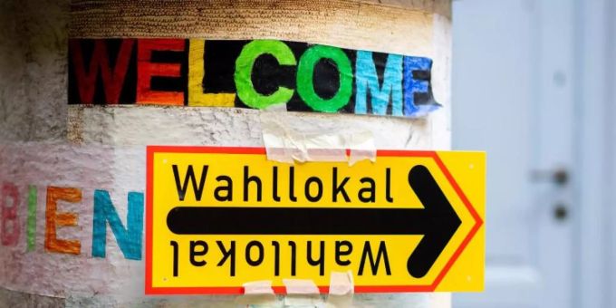 Ein Schild weist im Berliner Stadtteil Prenzlauer Berg den Weg zu einem Wahllokal. Foto: Hauke-Christian Dittrich/dpa Ein Schild weist im Berliner Stadtteil Prenzlauer Berg den Weg zu einem Wahllokal. Foto: Hauke-Christian Dittrich/dpa