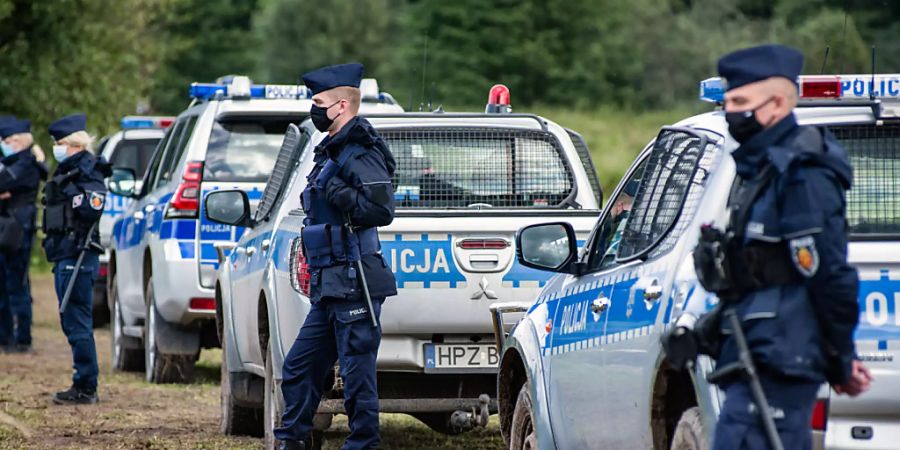 Polizeibeamte stehen an der polnisch-belarussischen Grenze. Foto: Attila Husejnow/SOPA Images via ZUMA Press Wire/dpa