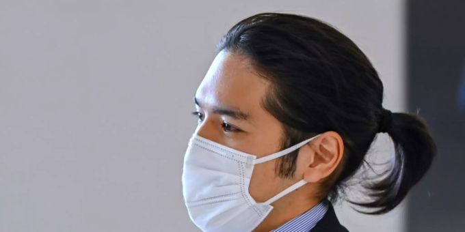 Kei Komuro bei seiner Ankunft Kei Komuro bei seiner Ankunft