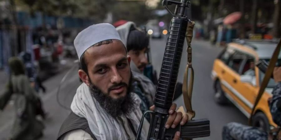 Junge Taliban-Kämpfer auf einem Pick-Up in den Strassen von Kabul. Foto: Oliver Weiken/dpa