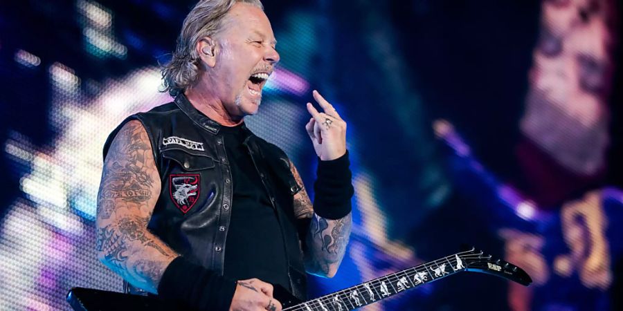 ARCHIV - James Hetfield, Sänger und Gitarrist von der US-amerikanischen Rockband Metallica, steht bei einem Konzert im Ernst-Happel-Stadion auf der Bühne. Foto: Georg Hochmuth/APA/dpa