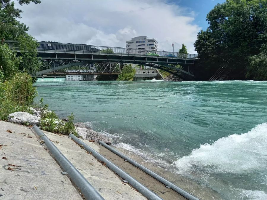 Die Aare mit Blick auf die Regiebrücke, den Entlastungsstollen und das Selveareal in Thun.