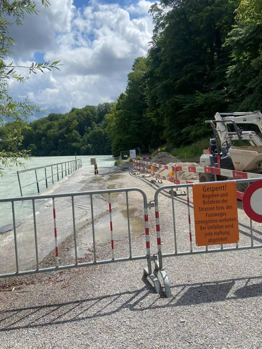 Der Wasserstand der Aare ist gefährlich hoch.