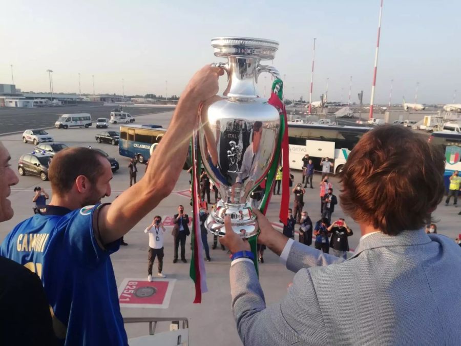 Giorgio Chiellini und Roberto Mancini präsentieren die Trophäe.