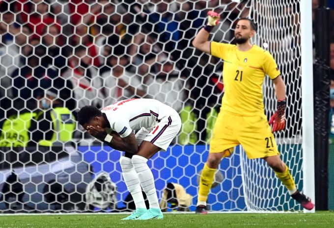 Marcus Rashford trauert, Gianluigi Donnarumma feiert. Euro 2020